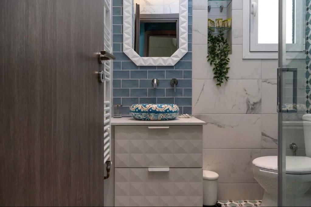 Artistic Apt In Vibrant Gazi With Large Terrace By Ghh Athens Ngoại thất bức ảnh